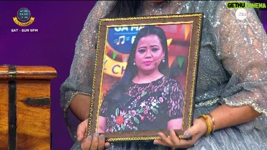 Bharti Singh Instagram - Fun ho jaata hai double, jab #BhartiSingh ki masti de jaati hai sabhi ko laughter ka dose! 😂 Dekhiye #SRGMPLilChamps, Sat-Sun, raat 9 baje, sirf #ZeeTV par. #SRGMPLilChampsDigital #DadaKiDadagiri @anumalikmusic @neetimohan18 @shankar.mahadevan @bharti.laughterqueen @fullscreenentertainment @kumarsanuofficial @rohitshyamraut @officialsalman.ali @rishabhchaturvediofficial @saylikamble_music @rupalijagga @officialnitinkumar1 @bakshi.atharv @devikasharmasinger @dnyaneshwari_gadage_official @harsh.sikandar.official @jetshen_dohna_official @rafayeasmin