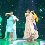 Bharti Singh Instagram - #KarismaKapoor aur #BhartiSingh jab karenge dance, toh har koi ho jaayega inki adaaon par qurbaan! 😍 Dekhiye #SRGMPLilChamps, Sat-Sun, raat 9 baje, sirf #ZeeTV par. #CelebratingKapoors #SRGMPLilChampsDigital @therealkarismakapoor @bharti.laughterqueen @neetimohan18 @shankar.mahadevan @anumalikmusic @fullscreenentertainment