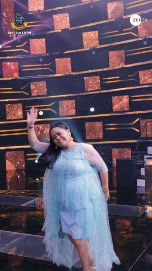 Bharti Singh Instagram - Drop ‘Haaye, Haaye’ for #BhartiSingh’s thumka! 💃
Dekhiye #SRGMPLilChamps, Sat-Sun, raat 9 baje, sirf #ZeeTV par. 
#ZeeTVReels #ZeeOnTheGoReels