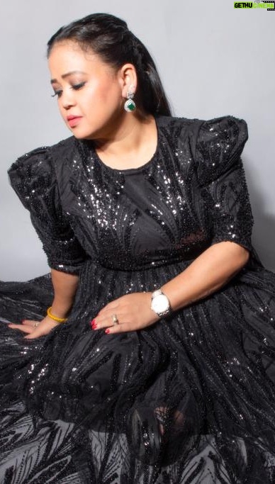 Bharti Singh Instagram - @gharsoaps wax powder has made hair removal painless and stress free π Removing body hair is never been so easy, Just apply the paste on you body and leave it for 10-15 min and clean it with wet towel. Just like that its is super easy and the best thing about this is it also remove dead skin just in case you have Go get your painless and toxic chemical free organic hair removal wax powder ππΌ #reels #indianreels #reelsinstagram #hairremoval #reelsinstagram #trendingreels #reels #gharsoaps #indianinfluencer #waxpowder #organic #skincare #waxing #bodyhair #organicskincare