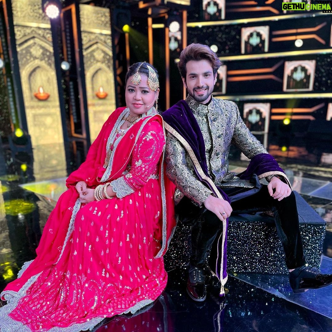 Bharti Singh Instagram - @zeetv #saregamapalilchamps ke set pe khushiyon aur muskurahat ka Pitara kholne wali hamari @bharti.laughterqueen , Hasna hi sabse badi dawa hai aur ye hain hasi बाँटने wali Doctor , aur aane wale episode ki Maharani. To zaroor dekhiye har Sat-Sun sham 9 baje Saregamapa little champs. #saregamapa #littlechamps #bhartisingh #picture #post #instagram #ınstagood #laughterqueen #ankushbhardwaj00007 #grateful #🤗 #life #artistsoninstagram Mumbai, Maharashtra