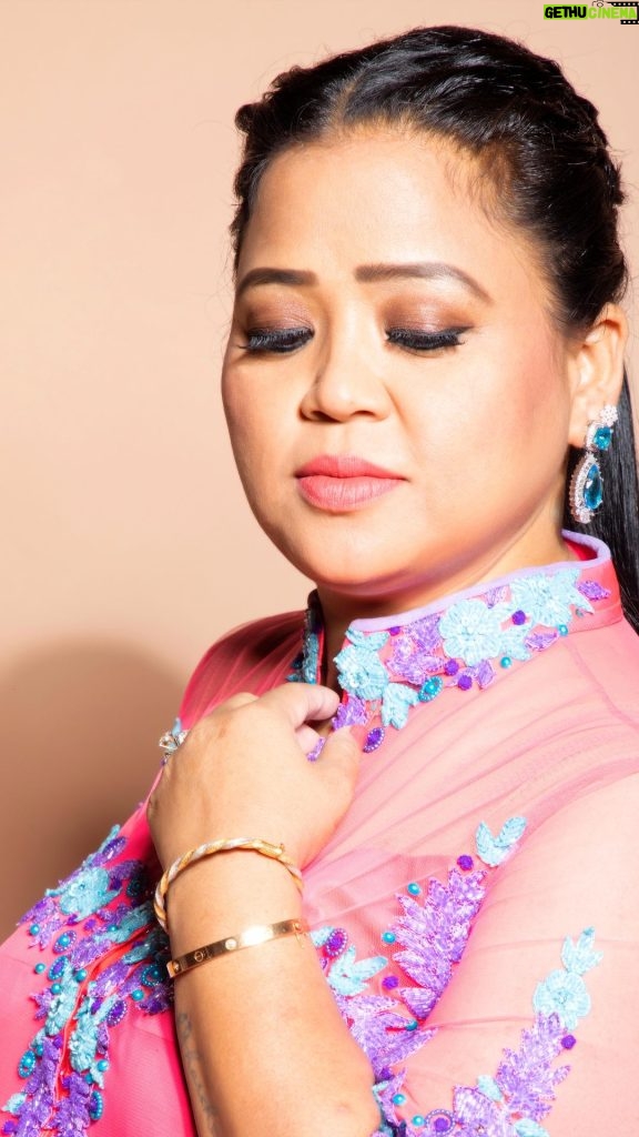 Bharti Singh Instagram - @gharsoaps ice roller has recently solved my struggle of ice contouring . Let me share a couple of benefits of ice massage and ice contouring with coffee and Honey !😍 *eliminate puffiness, especially around the eyes. *reduce oiliness. *ease acne. *soothe sunburn. *reduce swelling and inflammation, including rashes and insect bites. *reduce signs of aging, such as wrinkles. *boost the skin’s healthy glow. Do try this today and you will be amazed at the results ✨😍 #AD #gharsoaps #gharsoap#iceroller #glowingskin #fitness #tips #skincare #gharsoaps #iceroller #skincare #pimples #glowingskin