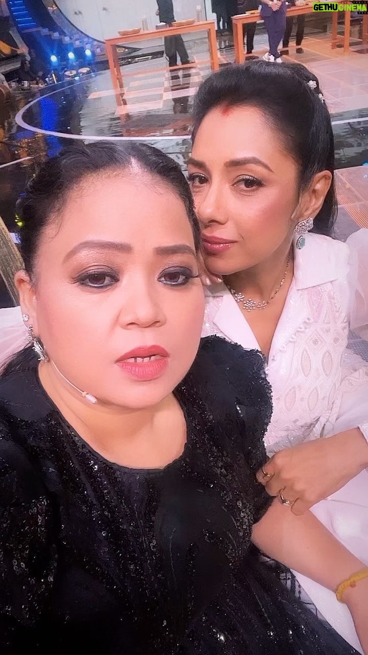 Bharti Singh Instagram - Bas yun hi mummy talks đĽ°đĽ° Bhartiiiii you are the cutest đđ and so inspiring!! Hats off to the way you are managing both work and baby đś Agale saal Laksh ke sibling ka intezaar rahega đđ Watch the fun tonite on Ravivaar with Star Parivaar @starplus 8pm #rwsp #rupaliganguly #bhartisingh #Instagood #mummytalks #fun #jaimatadi #jaimahakal