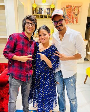 Bharti Singh Instagram - With 1 n only @bharti.laughterqueen and @haarshlimbachiyaa30 
❤️