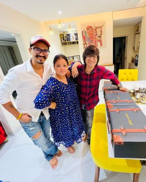 Bharti Singh Instagram - With 1 n only @bharti.laughterqueen and @haarshlimbachiyaa30 
❤️
