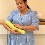 Bharti Singh Instagram – @raghubir_y ji ne apne Phulera ke Khet se Ekdam Taazi Lauki bheji hai mere liye 🥺
Batao kya banaya jae Iss lauki se?
#PanchayatOnPrime #SelfieWithLauki @primevideoin 
#Collaboration
