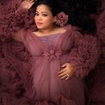 Bharti Singh Instagram - Aane wale baby ki mummy❤️ #babycomingsoon #momtobe #love #lovelyfeeling #blessed #ganpatibappamorya #bhartisingh #haarshlimbachiyaa Shot by: @thelooneylens ❤️ Styled by: @dinky_nirh ❤️ Outfit: @artista_propshop ❤️ Hair: @noorjahan2454 Make Up: @vishnu9352