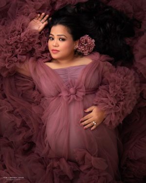 Bharti Singh Instagram - Aane wale baby ki mummy❤️ #babycomingsoon #momtobe #love #lovelyfeeling #blessed #ganpatibappamorya #bhartisingh #haarshlimbachiyaa 

Shot by: @thelooneylens ❤️
Styled by: @dinky_nirh ❤️
Outfit: @artista_propshop ❤️
Hair: @noorjahan2454 
Make Up: @vishnu9352