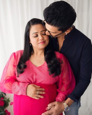 Bharti Singh Instagram - Hum Teeno ki tarf se aap sab ko Happy Holi❤️
#babycomingsoon #babylimbachiyaa #momtobe #dadtobe #bhartisingh #haarshlimbachiyaa 
Shot by: @thelooneylens ❤️
Styled by: @dinky_nirh ❤️
Outfit: @bumpsandfrills ❤️
Hair: @noorjahan2454 
Make Up: @vishnu9352
harsh make-up- @ali.shaikh.9047 
hairstyles- @yogesh__hairstylist