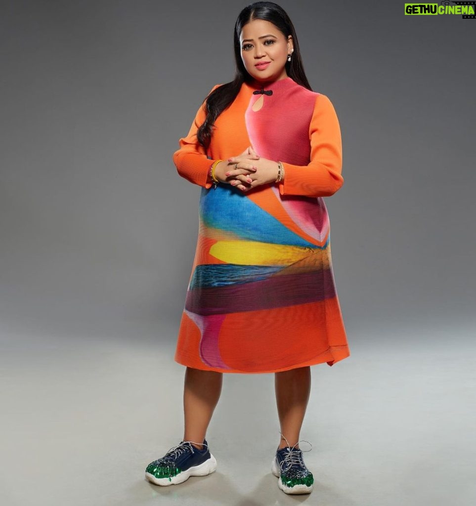 Bharti Singh Instagram - Colorfull Ladki hoon main Dil se bhi Dimag se bhi Aur Dress se bhi😍 Watch the Khatra Khatra Show Mon to fri 7pm on @voot and 11pm on @colorstv Hair- @noorjahan2454 Makeup- @vishnu9352 Outfit- @pleatsbyaruni Footwear- @chaljooti Styled by- @dinky_nirh