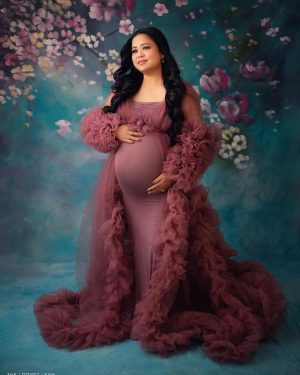 Bharti Singh Instagram - Aane wale baby ki mummy❤️ #babycomingsoon #momtobe #love #lovelyfeeling #blessed #ganpatibappamorya #bhartisingh #haarshlimbachiyaa 

Shot by: @thelooneylens ❤️
Styled by: @dinky_nirh ❤️
Outfit: @artista_propshop ❤️
Hair: @noorjahan2454 
Make Up: @vishnu9352