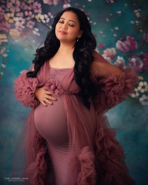 Bharti Singh Instagram - Aane wale baby ki mummy❤️ #babycomingsoon #momtobe #love #lovelyfeeling #blessed #ganpatibappamorya #bhartisingh #haarshlimbachiyaa 

Shot by: @thelooneylens ❤️
Styled by: @dinky_nirh ❤️
Outfit: @artista_propshop ❤️
Hair: @noorjahan2454 
Make Up: @vishnu9352