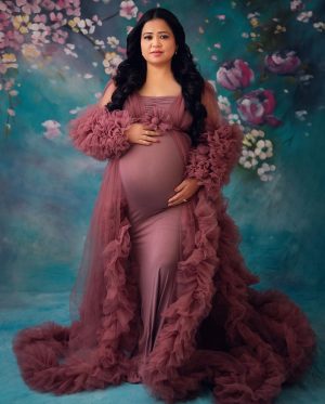 Bharti Singh Instagram - Aane wale baby ki mummy❤️ #babycomingsoon #momtobe #love #lovelyfeeling #blessed #ganpatibappamorya #bhartisingh #haarshlimbachiyaa 

Shot by: @thelooneylens ❤️
Styled by: @dinky_nirh ❤️
Outfit: @artista_propshop ❤️
Hair: @noorjahan2454 
Make Up: @vishnu9352