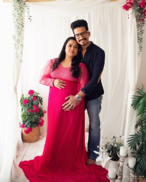 Bharti Singh Instagram - Hum Teeno ki tarf se aap sab ko Happy Holi❤️
#babycomingsoon #babylimbachiyaa #momtobe #dadtobe #bhartisingh #haarshlimbachiyaa 
Shot by: @thelooneylens ❤️
Styled by: @dinky_nirh ❤️
Outfit: @bumpsandfrills ❤️
Hair: @noorjahan2454 
Make Up: @vishnu9352
harsh make-up- @ali.shaikh.9047 
hairstyles- @yogesh__hairstylist