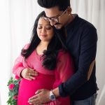 Bharti Singh Instagram - Hum Teeno ki tarf se aap sab ko Happy Holi❤️ #babycomingsoon #babylimbachiyaa #momtobe #dadtobe #bhartisingh #haarshlimbachiyaa Shot by: @thelooneylens ❤️ Styled by: @dinky_nirh ❤️ Outfit: @bumpsandfrills ❤️ Hair: @noorjahan2454 Make Up: @vishnu9352 harsh make-up- @ali.shaikh.9047 hairstyles- @yogesh__hairstylist