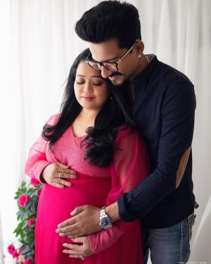 Bharti Singh Instagram - Hum Teeno ki tarf se aap sab ko Happy Holi❤️
#babycomingsoon #babylimbachiyaa #momtobe #dadtobe #bhartisingh #haarshlimbachiyaa 
Shot by: @thelooneylens ❤️
Styled by: @dinky_nirh ❤️
Outfit: @bumpsandfrills ❤️
Hair: @noorjahan2454 
Make Up: @vishnu9352
harsh make-up- @ali.shaikh.9047 
hairstyles- @yogesh__hairstylist