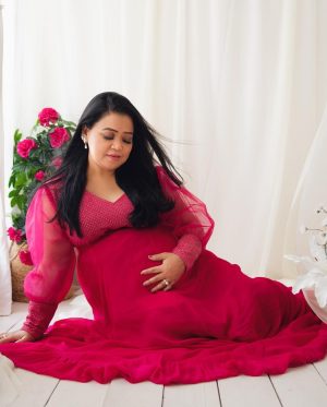 Bharti Singh Instagram - Hum Teeno ki tarf se aap sab ko Happy Holi❤️
#babycomingsoon #babylimbachiyaa #momtobe #dadtobe #bhartisingh #haarshlimbachiyaa 
Shot by: @thelooneylens ❤️
Styled by: @dinky_nirh ❤️
Outfit: @bumpsandfrills ❤️
Hair: @noorjahan2454 
Make Up: @vishnu9352
harsh make-up- @ali.shaikh.9047 
hairstyles- @yogesh__hairstylist