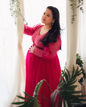 Bharti Singh Instagram - Hum Teeno ki tarf se aap sab ko Happy Holi❤️
#babycomingsoon #babylimbachiyaa #momtobe #dadtobe #bhartisingh #haarshlimbachiyaa 
Shot by: @thelooneylens ❤️
Styled by: @dinky_nirh ❤️
Outfit: @bumpsandfrills ❤️
Hair: @noorjahan2454 
Make Up: @vishnu9352
harsh make-up- @ali.shaikh.9047 
hairstyles- @yogesh__hairstylist
