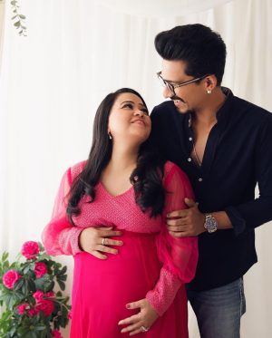 Bharti Singh Instagram - Hum Teeno ki tarf se aap sab ko Happy Holi❤️
#babycomingsoon #babylimbachiyaa #momtobe #dadtobe #bhartisingh #haarshlimbachiyaa 
Shot by: @thelooneylens ❤️
Styled by: @dinky_nirh ❤️
Outfit: @bumpsandfrills ❤️
Hair: @noorjahan2454 
Make Up: @vishnu9352
harsh make-up- @ali.shaikh.9047 
hairstyles- @yogesh__hairstylist