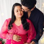 Bharti Singh Instagram - Hum Teeno ki tarf se aap sab ko Happy Holi❤️ #babycomingsoon #babylimbachiyaa #momtobe #dadtobe #bhartisingh #haarshlimbachiyaa Shot by: @thelooneylens ❤️ Styled by: @dinky_nirh ❤️ Outfit: @bumpsandfrills ❤️ Hair: @noorjahan2454 Make Up: @vishnu9352 harsh make-up- @ali.shaikh.9047 hairstyles- @yogesh__hairstylist