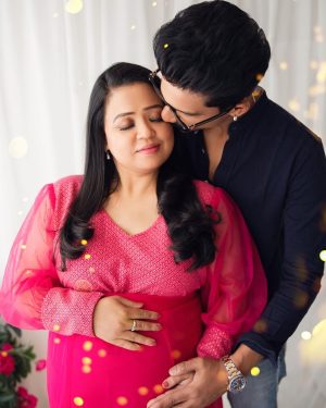 Bharti Singh Instagram - Hum Teeno ki tarf se aap sab ko Happy Holi❤️
#babycomingsoon #babylimbachiyaa #momtobe #dadtobe #bhartisingh #haarshlimbachiyaa 
Shot by: @thelooneylens ❤️
Styled by: @dinky_nirh ❤️
Outfit: @bumpsandfrills ❤️
Hair: @noorjahan2454 
Make Up: @vishnu9352
harsh make-up- @ali.shaikh.9047 
hairstyles- @yogesh__hairstylist