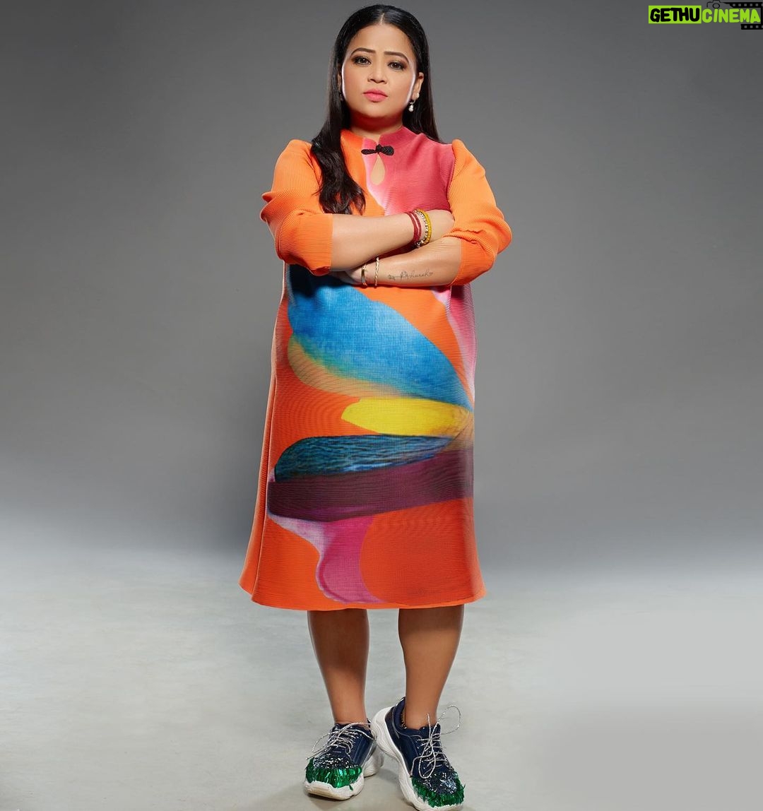 Bharti Singh Instagram - Colorfull Ladki hoon main Dil se bhi Dimag se bhi Aur Dress se bhi😍 Watch the Khatra Khatra Show Mon to fri 7pm on @voot and 11pm on @colorstv Hair- @noorjahan2454 Makeup- @vishnu9352 Outfit- @pleatsbyaruni Footwear- @chaljooti Styled by- @dinky_nirh