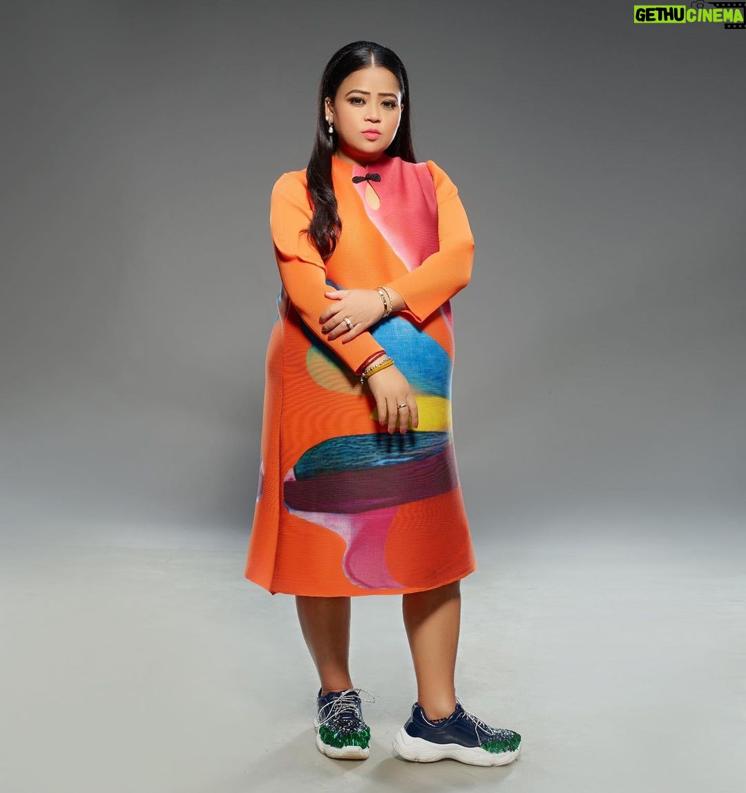 Bharti Singh Instagram - Colorfull Ladki hoon main Dil se bhi Dimag se bhi Aur Dress se bhi😍 Watch the Khatra Khatra Show Mon to fri 7pm on @voot and 11pm on @colorstv Hair- @noorjahan2454 Makeup- @vishnu9352 Outfit- @pleatsbyaruni Footwear- @chaljooti Styled by- @dinky_nirh