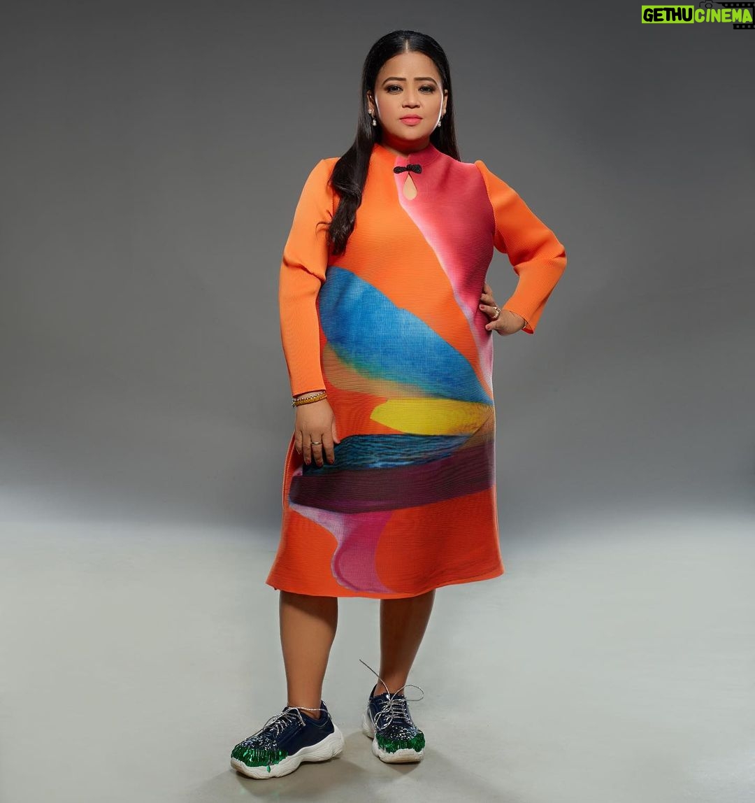 Bharti Singh Instagram - Colorfull Ladki hoon main Dil se bhi Dimag se bhi Aur Dress se bhi😍 Watch the Khatra Khatra Show Mon to fri 7pm on @voot and 11pm on @colorstv Hair- @noorjahan2454 Makeup- @vishnu9352 Outfit- @pleatsbyaruni Footwear- @chaljooti Styled by- @dinky_nirh