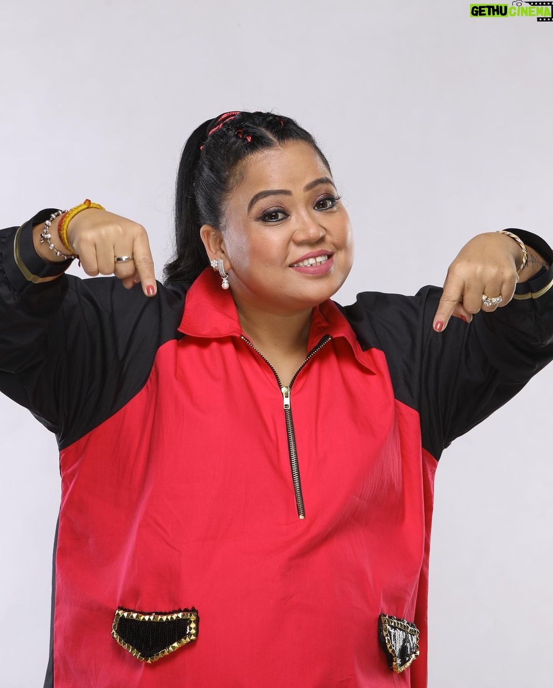 Bharti Singh Instagram - The Khatra Khatra Show starts tonight 7pm on @voot and at 10:30 on @colorstv #thekhatrakhatrashow #bhartisingh #haarshlimbachiyaa #love #bleesed🙏 #ganpatibappamorya Hair @noorjahan2454 Make up - @vishnu9352 Outfit: @richagoenka Footwear: @chaljooti Styled by: @dinky_nirh