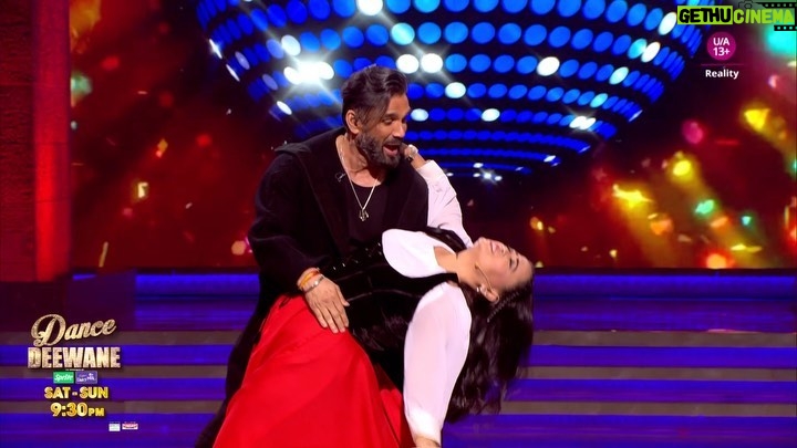 Bharti Singh Instagram - Dekh ke Suniel aur Bharti ke killer moves, aap sab bhi karoge Filmy night pe groove. 💖 Dekhiye #DanceDeewane, har Sat-Sun raat 9:30 baje, sirf #Colors aur @officialjiocinema par. @madhuridixitnene @suniel.shetty @bharti.laughterqueen @bhagyashree.online