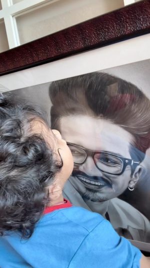 Bharti Singh Instagram - Ye Bacche ne mera vishwaas thod diya hai🙈pura din mere sath rehta hai aur papa @haarshlimbachiyaa30 ko miss karta rehta hai kissiya karta rehta hai 😜 1 saal ka hone aa rha hai abhi tak mummy nahi bola😡 main kya karu kaha jaau kisko aapna dard sunau😜😜🤣🤣 #haarshlimbachiyaa #bhartisingh #golla #love #blessed ❤️🧿🙏🏽