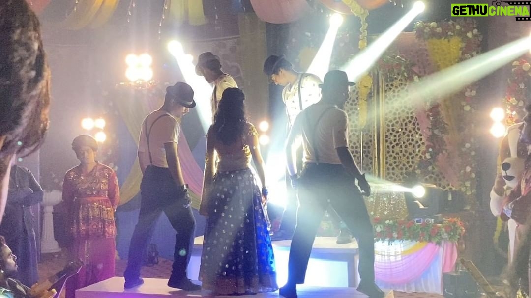 Bhavika Sharma Instagram - How can I forget to post this!🙈 It was impromptu Got 30 mins to memorise the Choreography But so much fun❤️ #maddamsir #dance #lovedancing #throwback