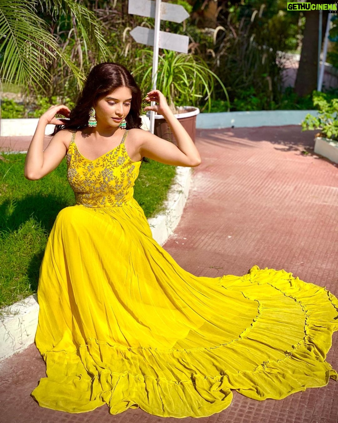 Bhavika Sharma Instagram - सूरज की बाहों में ☀️💛