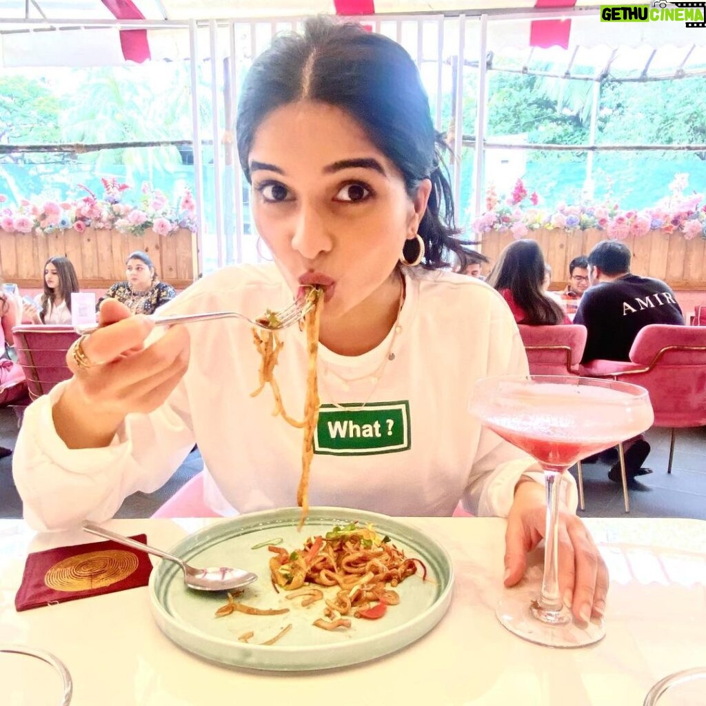 Bhavika Sharma Instagram - Instagram v/s reality 😬 #foodlover