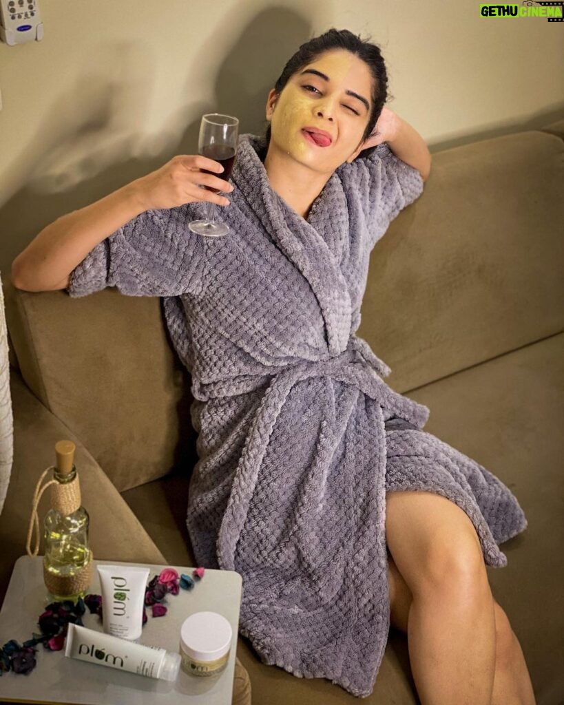 Bhavika Sharma Instagram - Big surprise loading...🤩 . . Off to a lil mask-cation the coming weekend! Dreaming of a laid back, relaxed personal skin care regime at home✨ . . Can't wait to get my hands on these Green Tea beauties with healing benefits of Aloe and clarifying Glycolic Acid Where: At the NYKAA PINK FRIDAY SALE, starting 26th Nov 2020 Stay tuned: It's gonna be four days of goodness pourin’ #Plum #PlumGoodness #Nykaa #NykaaBeauty #NykaaPinkFriday2020 #NykaaPinkFridaySale #BiggestSaleEver #Offer #OfferAlert #Sale #Skincare #SkinCareEssentials #Beauty #BeautyObsessed #BeautyLovers #Vegan #CrueltyFree #BeGood