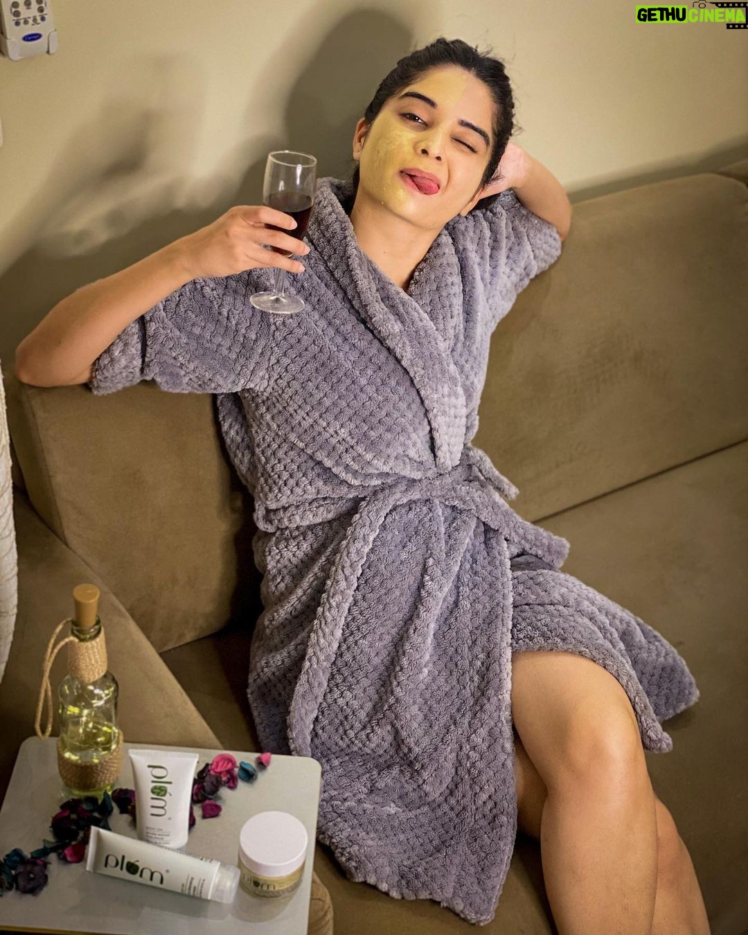 Bhavika Sharma Instagram - Big surprise loading...🤩 . . Off to a lil mask-cation the coming weekend! Dreaming of a laid back, relaxed personal skin care regime at home✨ . . Can't wait to get my hands on these Green Tea beauties with healing benefits of Aloe and clarifying Glycolic Acid Where: At the NYKAA PINK FRIDAY SALE, starting 26th Nov 2020 Stay tuned: It's gonna be four days of goodness pourin’ #Plum #PlumGoodness #Nykaa #NykaaBeauty #NykaaPinkFriday2020 #NykaaPinkFridaySale #BiggestSaleEver #Offer #OfferAlert #Sale #Skincare #SkinCareEssentials #Beauty #BeautyObsessed #BeautyLovers #Vegan #CrueltyFree #BeGood