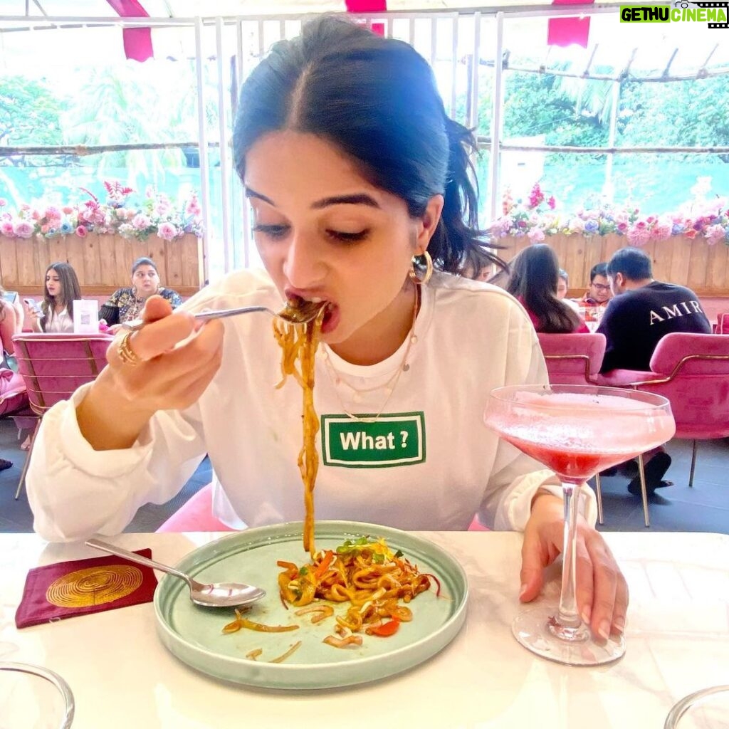 Bhavika Sharma Instagram - Instagram v/s reality 😬 #foodlover