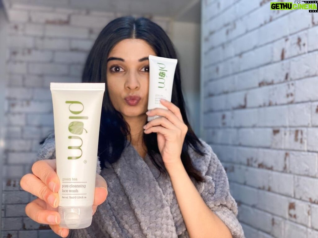 Bhavika Sharma Instagram - The Nykaa Pink Friday Sale is finally here! It’s time to get your hands on this rejuvenating bundle from @PlumGoodness packed with the ultimate goodness of Green Tea🍃 . . Wonderin why I lean on this super ingredient? Starting from some intense pore cleaning, to soft exfoliating, from easy weekly masking to waking up with a smile and glow, this oily skin maestro has a solution for all my concerns. ✨Pore Cleansing Face Wash to cleanse my pores in and out ✨Gentle Revival Face Scrub infused with glycolic acid to take out all that deep seated dirt ✨Clear Face Mask to give my skin the weekly break it deserves, and lastly ✨Renewed Clarity Night Gel, the hydration hero which leaves my skin feeling all plump and fresh . . Get this one-of-a-kind, Glow-At-Home bundle, your one stop to glow, at FLAT 35% OFF only at Nykaa Pink Friday Sale, from 26th-30th Nov 2020 But that’s not all, you can grab any Plum products at FLAT 25% OFF and a full size Green Tea Alcohol Free Toner above all purchases above Rs.799 🤩 #Plum #PlumGoodness #Nykaa #NykaaBeauty #NykaaPinkFriday2020 #NykaaPinkFridaySale #BiggestSaleEver #Offer #OfferAlert #Sale #Skincare #SkinCareEssentials #Beauty #BeautyObsessed #BeautyLovers #Vegan #CrueltyFree #BeGood