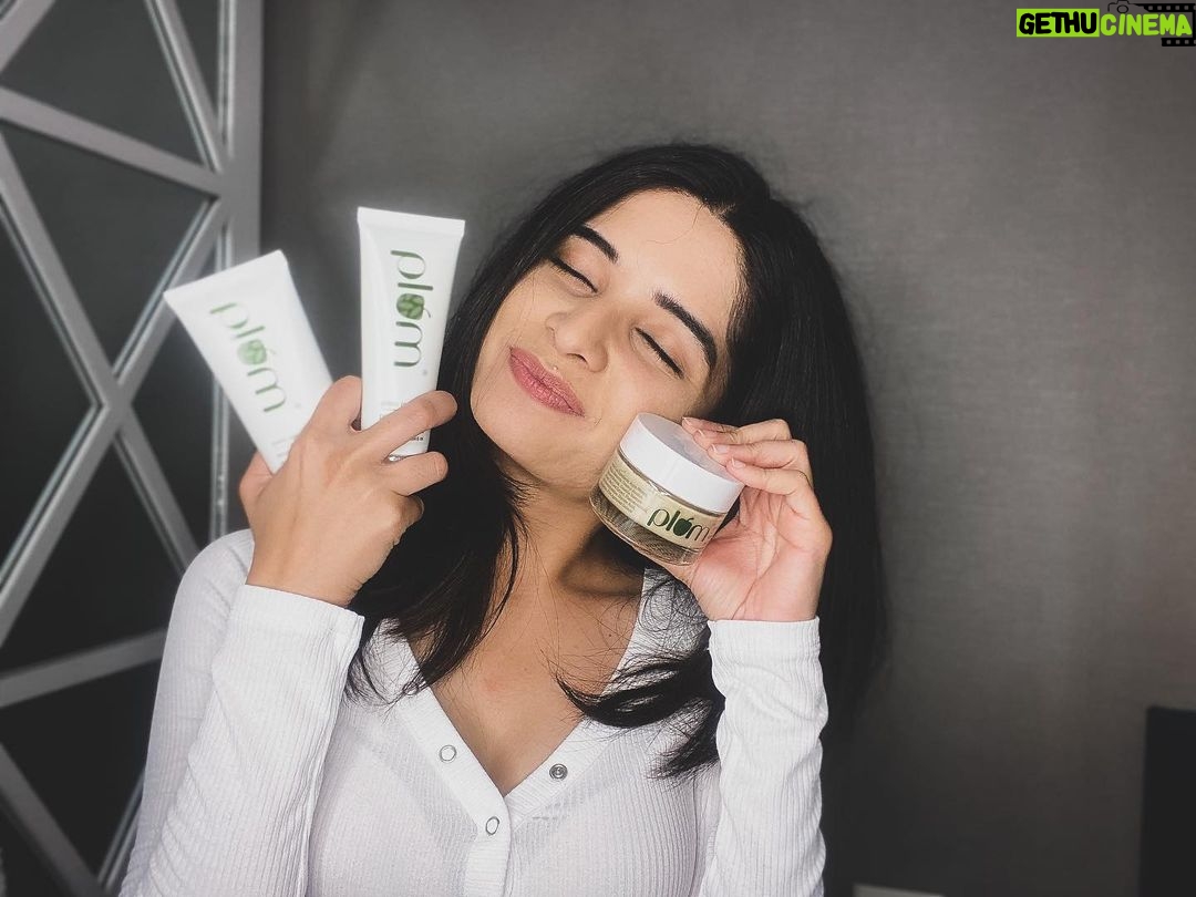 Bhavika Sharma Instagram - The Nykaa Pink Friday Sale is finally here! It’s time to get your hands on this rejuvenating bundle from @PlumGoodness packed with the ultimate goodness of Green Tea🍃 . . Wonderin why I lean on this super ingredient? Starting from some intense pore cleaning, to soft exfoliating, from easy weekly masking to waking up with a smile and glow, this oily skin maestro has a solution for all my concerns. ✨Pore Cleansing Face Wash to cleanse my pores in and out ✨Gentle Revival Face Scrub infused with glycolic acid to take out all that deep seated dirt ✨Clear Face Mask to give my skin the weekly break it deserves, and lastly ✨Renewed Clarity Night Gel, the hydration hero which leaves my skin feeling all plump and fresh . . Get this one-of-a-kind, Glow-At-Home bundle, your one stop to glow, at FLAT 35% OFF only at Nykaa Pink Friday Sale, from 26th-30th Nov 2020 But that’s not all, you can grab any Plum products at FLAT 25% OFF and a full size Green Tea Alcohol Free Toner above all purchases above Rs.799 🤩 #Plum #PlumGoodness #Nykaa #NykaaBeauty #NykaaPinkFriday2020 #NykaaPinkFridaySale #BiggestSaleEver #Offer #OfferAlert #Sale #Skincare #SkinCareEssentials #Beauty #BeautyObsessed #BeautyLovers #Vegan #CrueltyFree #BeGood