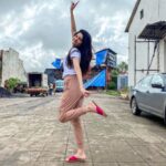 Bhavika Sharma Instagram - सर आसमान में, पाओं ज़मीन पे 💓