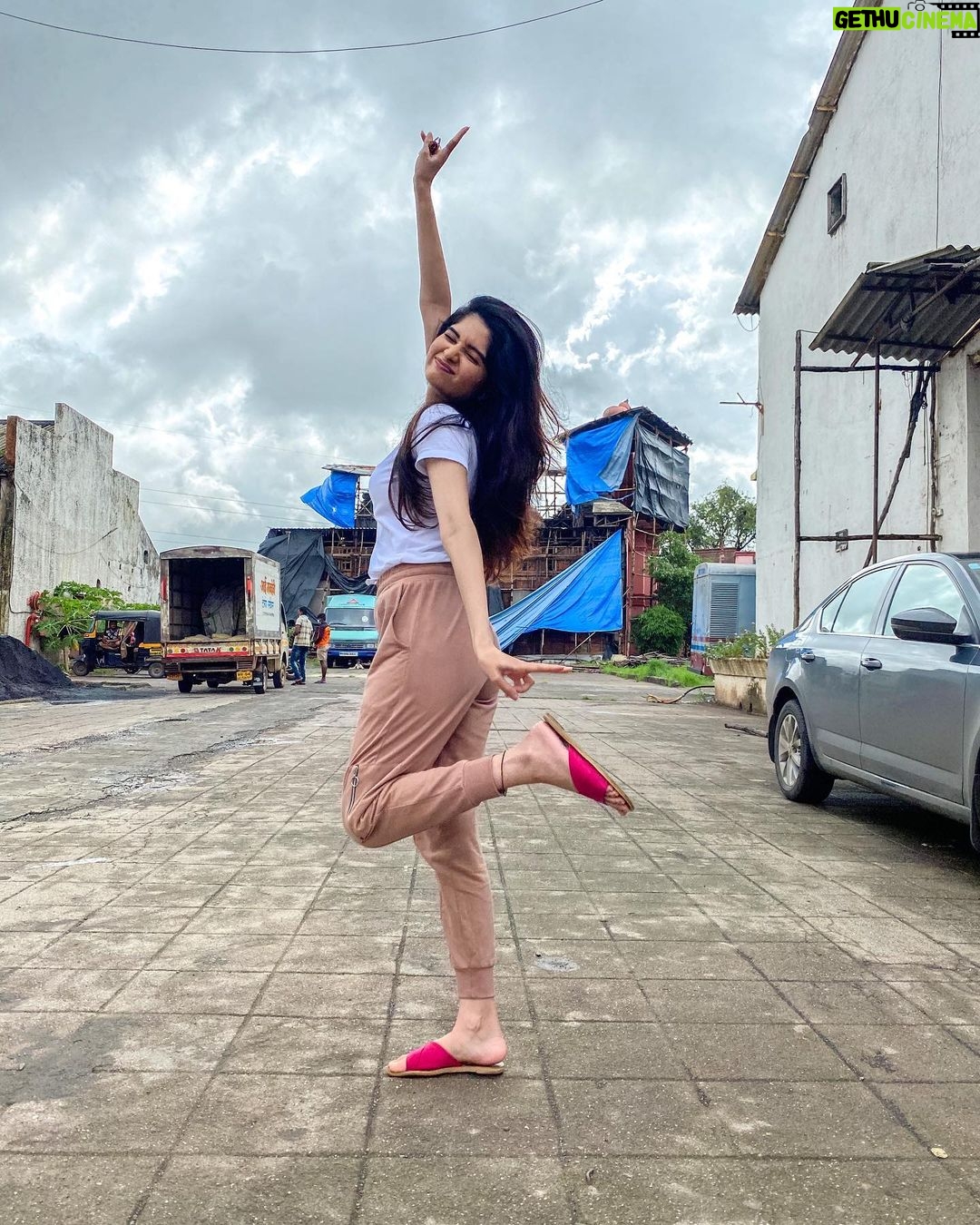 Bhavika Sharma Instagram - सर आसमान में, पाओं ज़मीन पे 💓