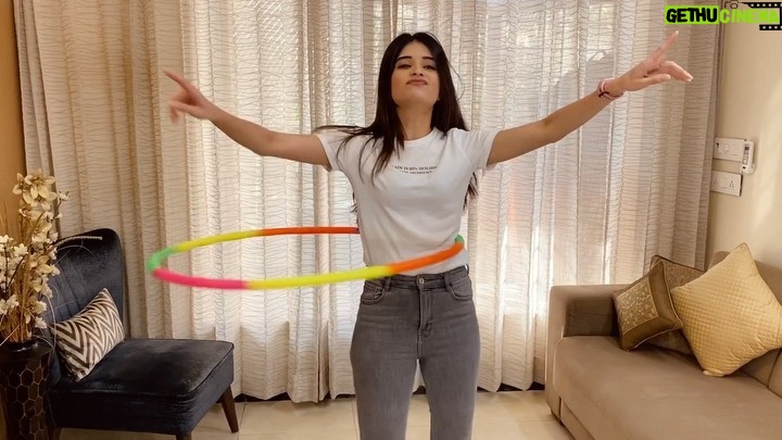 Bhavika Sharma Instagram - In it to win it! The HONOR Band 5i #FitVsLit challenge for the day is to hold a plank for a minute. Are you #TeamLit? Share a video accepting #TeamFit’s challenge and become #MoreFitMoreLit with @HiHonorIndia. Stay tuned for the last challenge.