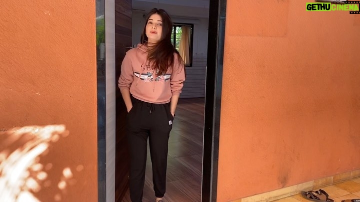 Bhavika Sharma Instagram - That’s how you crush a challenge, peeps! Share a video adding some flair to your burpees and be #TeamLit. Super excited to kick off the HONOR Band 5i Fit Vs. Lit challenge with a bang. Stay tuned and be #MoreFitMoreLit @hihonorindia
