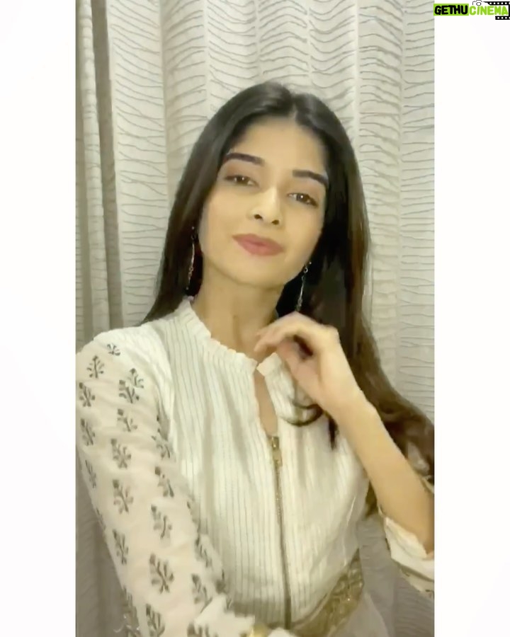 Bhavika Sharma Instagram - Beautiful skin requires commitment, not a miracle. Check out my makeup routine to get ready for this wedding season. Link in bio for my Face Cleansing brush - #LUNA2 @foreo_in Facewash - Avene ( cleanance) @aveneusa Moisturiser- TheBodyShop(Vitmane E) @thebodyshopindia Foundation- Maybelline FITme @maybelline Lipstick- Faces @facesbeautymiddleeast #Skincare #Cleansing #Makeup #wedding #weddingseason #mood #sunday #fun