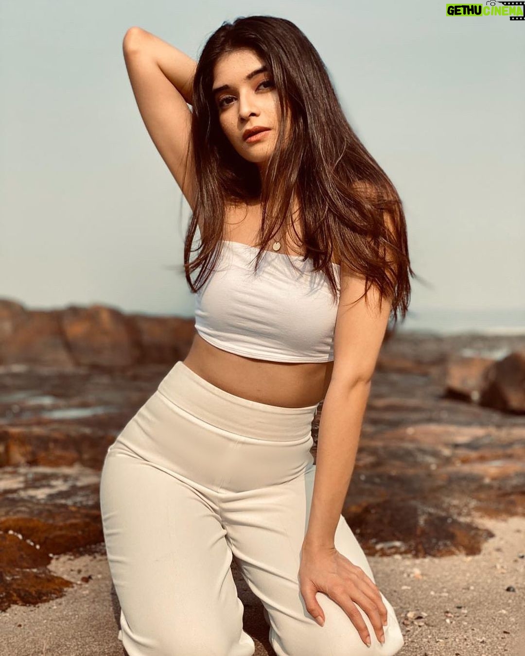 Bhavika Sharma Instagram - Look alive❣️ #saturday #sun #photooftheday #nature #instagram #instagood #love