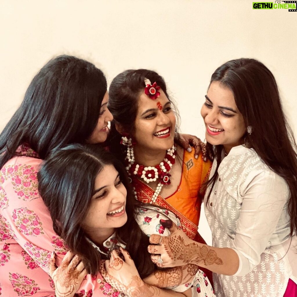 Bhavika Sharma Instagram - Uff🌸How fabulous the sharma sisters are❤️🤓 #wedding #sistersquad #jaipur #fun #missyou🥺