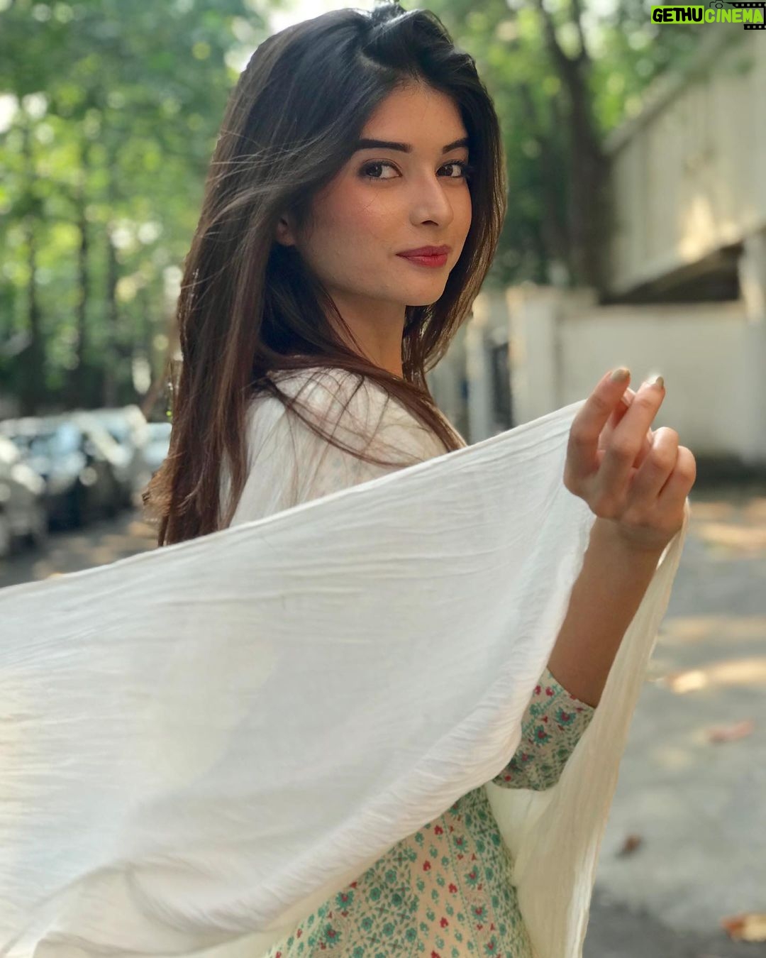 Bhavika Sharma Instagram - You’ll find that life is still worthwhile , if you just smile💚 #smile