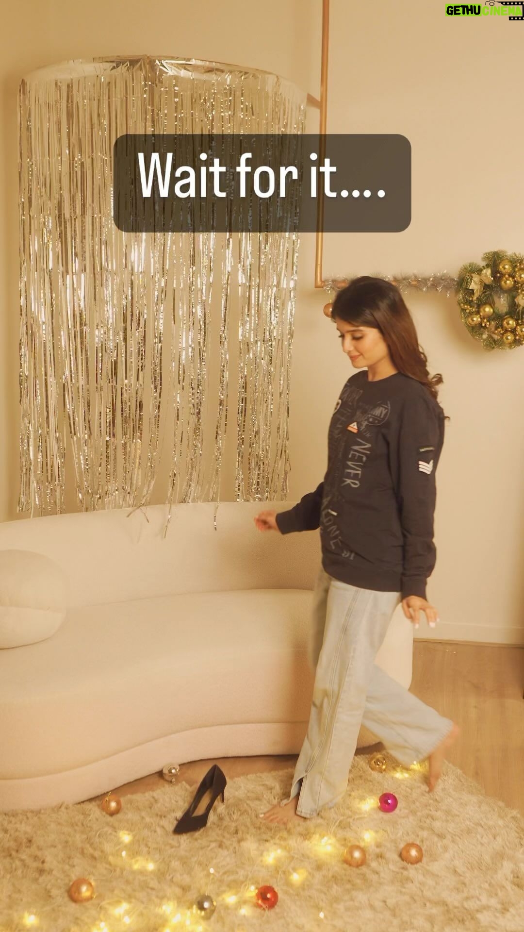 Bhavika Sharma Instagram - Season to sparkle is here ✨ Have yourself a very merry Christmas and merry everything❤️🎄 MUA:- @makeupby_yoshi 📸:- @dappercinematics . . . . . #christmas #christmastime