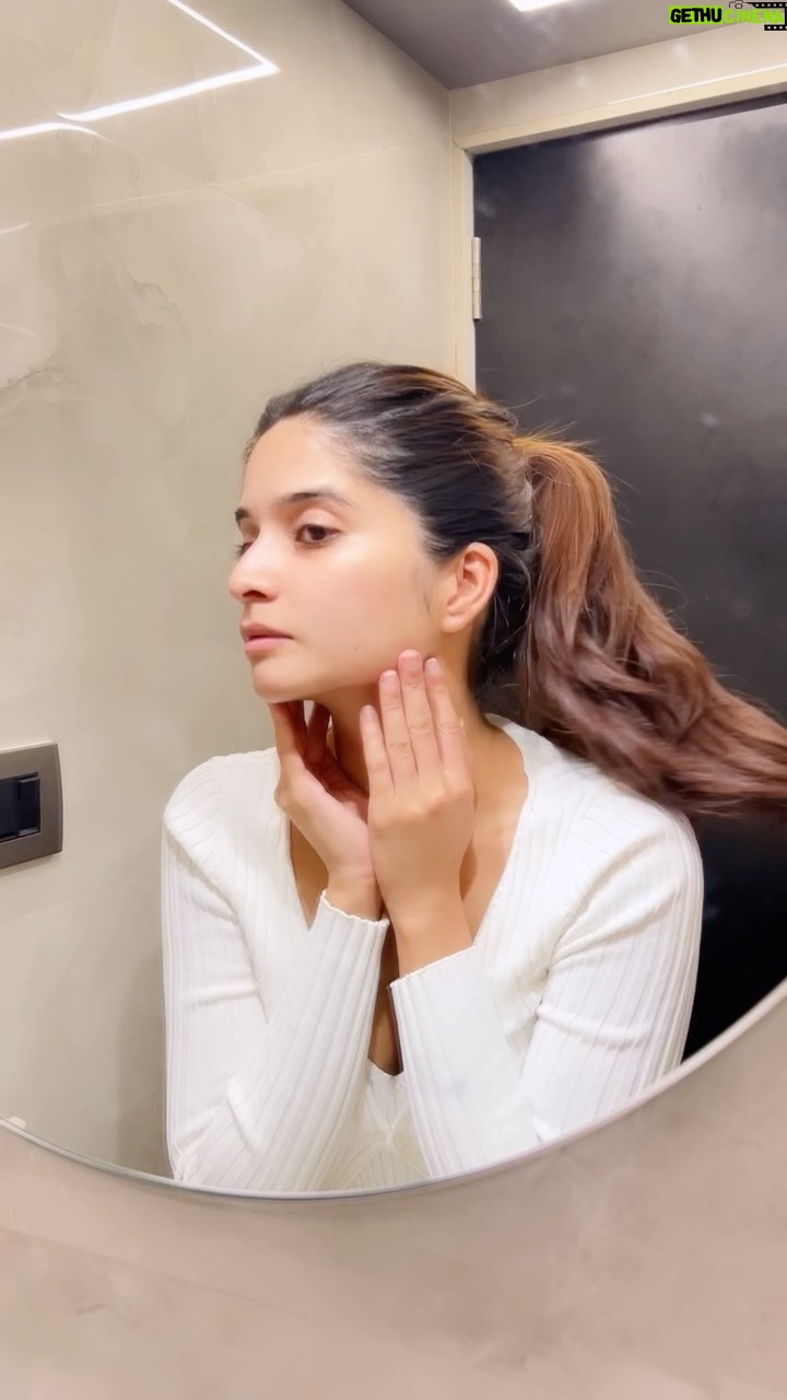 Bhavika Sharma Instagram - #Collab Serums are a great addition to your skincare routine but you know what the greatest addition is? This @garnierindia ’s Bright Complete Vitamin C serum🍋 It is enriched with 30X* vitamin C that helps reduce dullness, dark spots and gives you spot-less* bright skin in just 3 days*! The best part is that it’s also available in a 50ml bottle so you get more serum for lesser price💸🌼 #Garnier #GarnierIndia #BrightComplete #VitaminC #Serum #Skincare #Brightness #Dullness #DarkSpots #greenscience