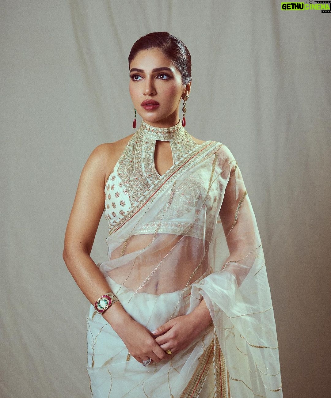 Bhumi Pednekar Instagram - Not saree about how pretty I look ❤️ Saree @gopivaiddesigns @amigos.rizwan Jewelry @uncut_byaditiamin @ascend.rohank Bag @fizzygoblet @elevate_promotions Styling @tanghavri @nidhijeswani Photographer @lisadsouza